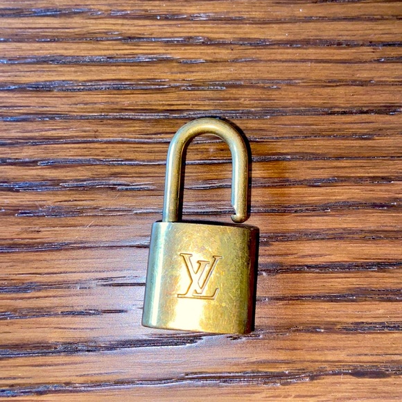 Louis Vuitton lock 🔒 - Picture 3 of 7
